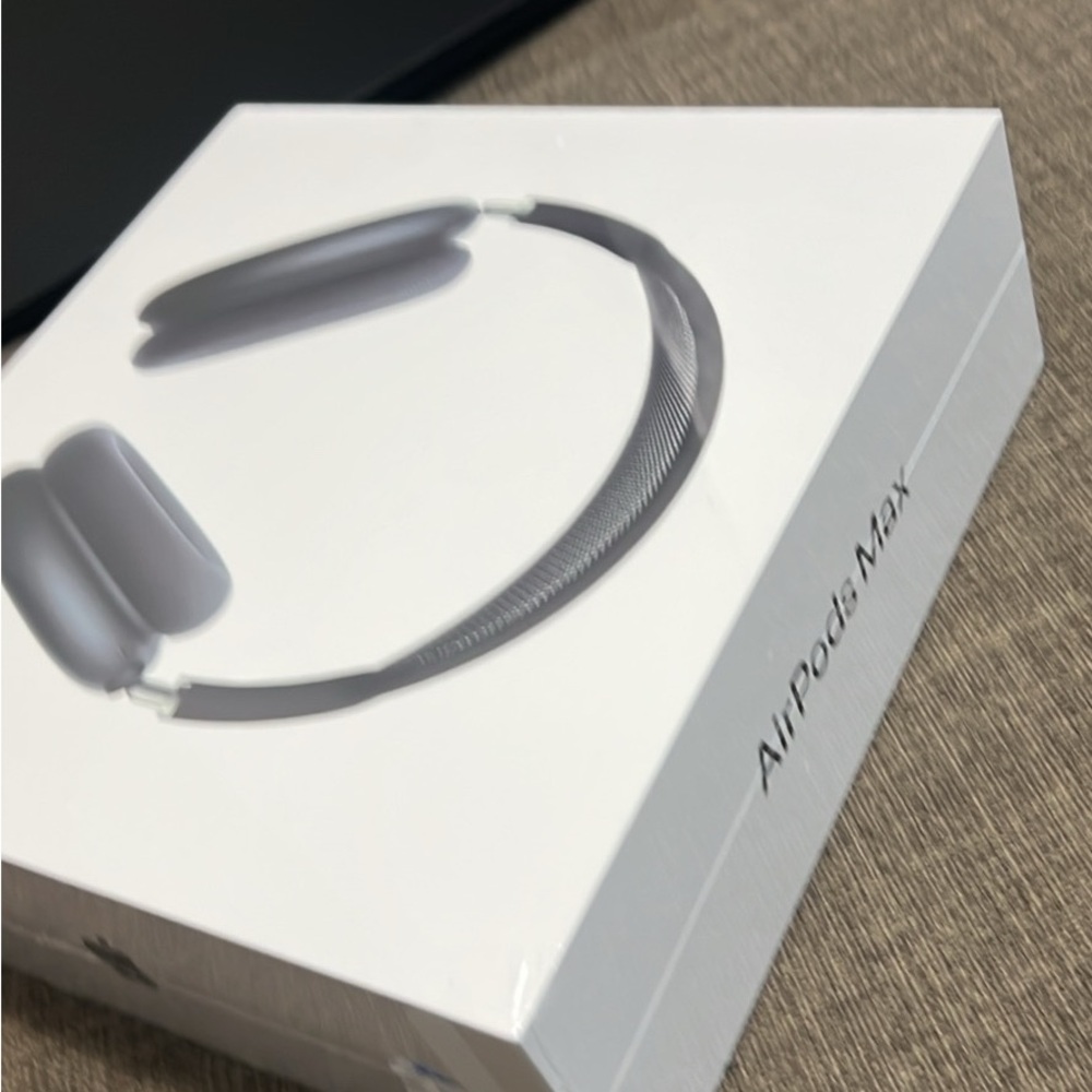 Sealed hard to find Apple AirPods Max in Midnight Black - Picture 3 of 4